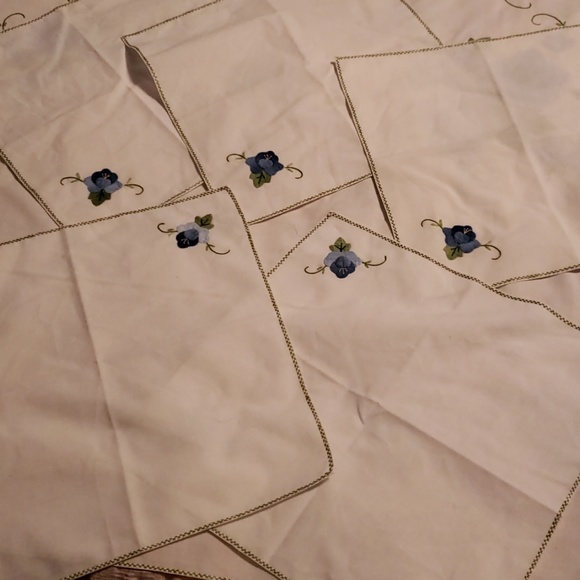 ♦️FINAL PRICE♦️Vintage Handmade Tablecloth Set - Picture 4 of 8